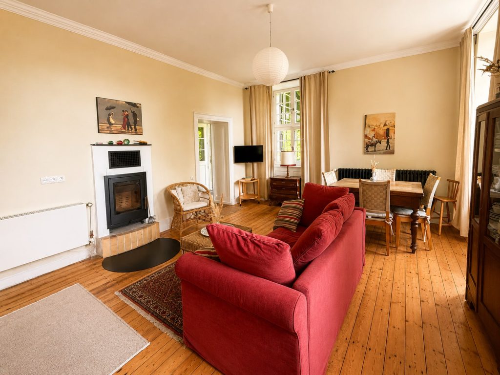 Ferienwohnung Ostwind – Wohnzimmer Kamin